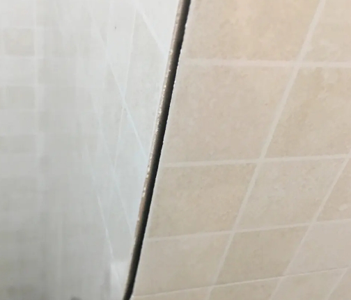 大洼瓷砖空鼓维修公司分享阳台瓷砖脱落的修复过程可以分为以下几个步骤