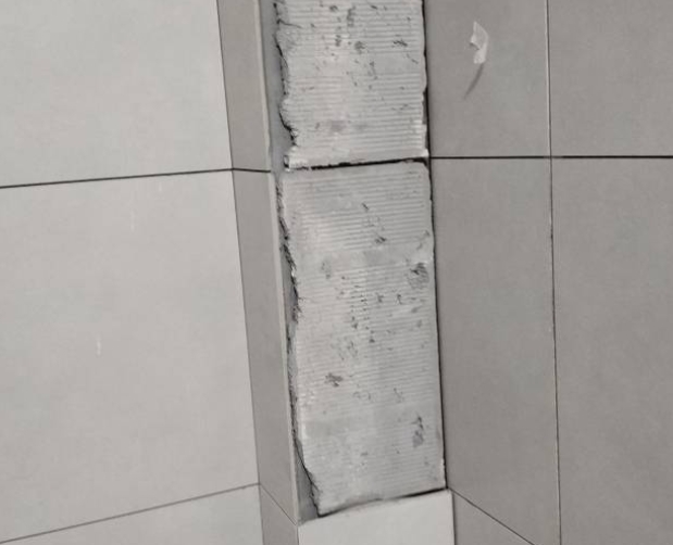大洼瓷砖空鼓维修公司分享下瓷砖施工前基层浇水润湿程度不足，可能导致以下问题